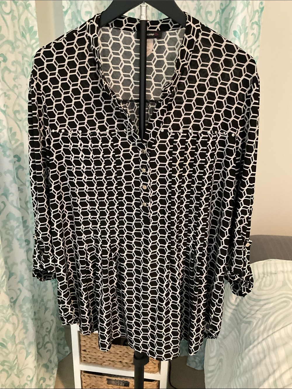 Black & White Geometric V-Neck Women’s Tops size XL